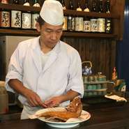 まずは笑顔で出迎え、できたてを食べていただだけるように