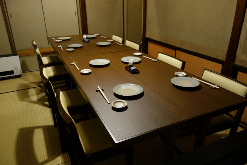 お座敷のご利用は8名様まで,イスに腰掛けて召し上がれます