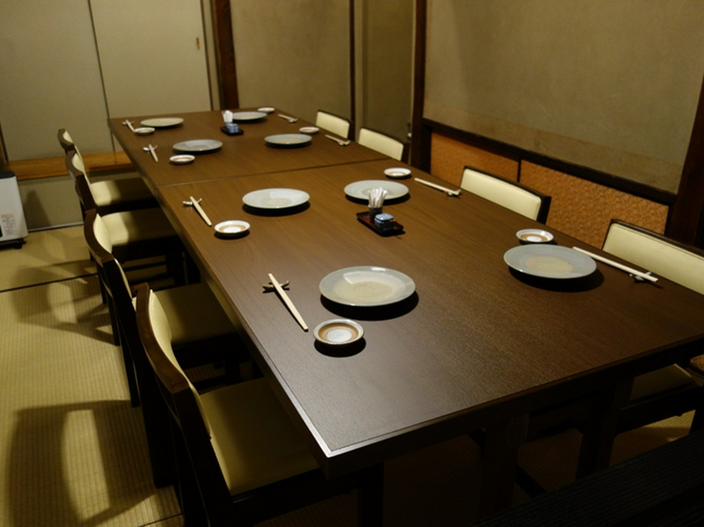 お座敷のご利用は8名様まで,イスに腰掛けて召し上がれます