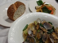 日替わりで毎日三種類パスタをご用意しております。
ドリンク、パン、オードブルが付いて1300円~1500円。
人気のためランチコース以外の席予約は毎日12時10分まで、とさせていただきます。
