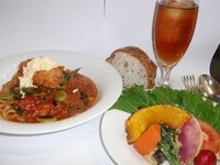 オードブル、パン、サラダ、日替わりパスタ3種より選択、メイン、デザート、食後のドリンク