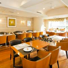 目黒川沿い。光が差し込む明るい店内