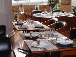 日中は太陽の光が差し込む落ち着いた店内！