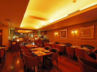 夜はしっとりと落ち着いた雰囲気で