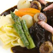 赤ワインとフォン・ド・ボーでじっくり煮込んだ自慢の一品！とろける美味しさです！！