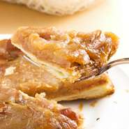 サクサクっとしたパイと丁寧に煮た甘～いりんご　冷たいバニラアイスを添えてご提供します♪