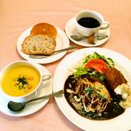 トマト・ピクルスがのったアメリカ風ハンバーグ　※ポタージュ・ライスまたはパン・サラダ・コーヒー付