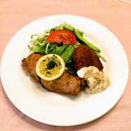 レモン香るサーモンムニエルとコロッケの人気コンビ　※ポタージュ・ライスまたはパン・サラダ・コーヒー付