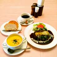 自慢のデミグラスソースをたっぷり　当店の代表作　※ポタージュ・ライスまたはパン・サラダ・コーヒー付