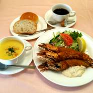 大きな海老が3本！　特製タルタルソース付　※ポタージュ・ライスまたはパン・サラダ・コーヒー付