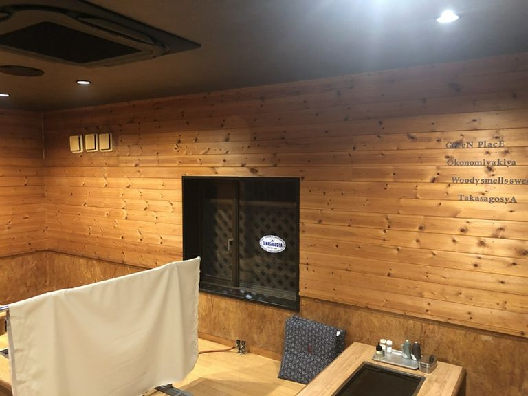 木の温もりを感じる店内