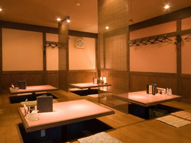 リラックスできるお座敷席と照明