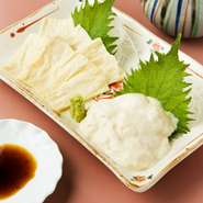 湯葉刺しは2点盛りでなんと590円！