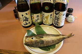 「特大ホッケ」とお酒の数々