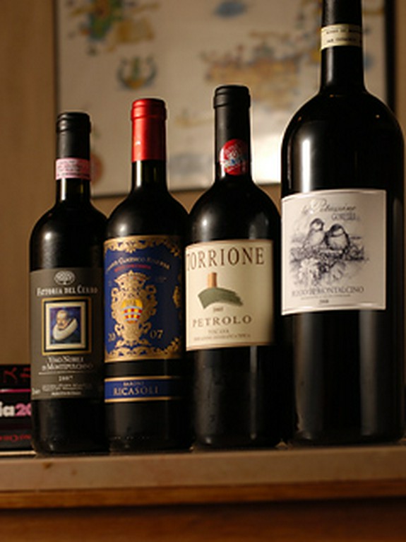 マスター厳選のワインを良心的なお値段で提供しております