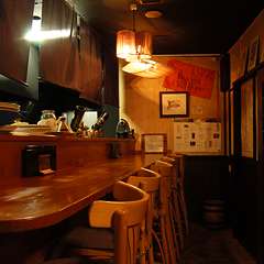 噂の個性派マスターが待つ大人の隠れ家に足を踏み入れると‥