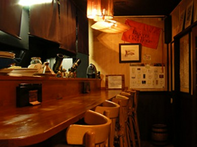 噂の個性派マスターが待つ大人の隠れ家に足を踏み入れると‥