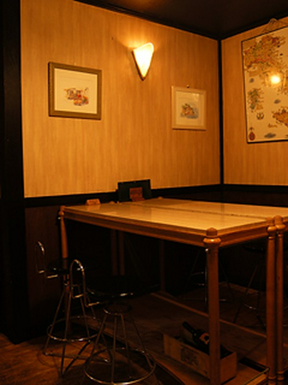 シンプルな内装‥雰囲気よりもワインの味や品質優先なんです！