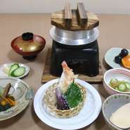 （釜飯、お造り又は天ぷら、一品、ご飯、汁物、香物）
※要予約
※出来上がるまでお時間がかかります。