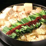 博多老舗の味のもつ鍋をお楽しみください。