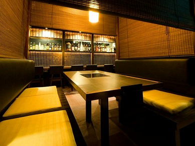 カウンターデート、個室での合コンにも最適な店内