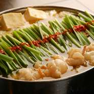 博多老舗の味を受け継ぐもつ鍋をお楽しみください。