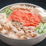 圧倒的女性人気No.1!今にも溢れそうな明太子。塩ベースの優しいスープに、明太子やもつ、食材の旨味が滲み出ます。明太子が残ったスープは、チーズと海苔をトッピングしてリゾットにするのが正解。極上の〆を。