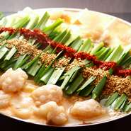 厳選した味噌をオリジナルブレンド。黄味を帯びた淡色の鍋、とろみを帯びたスープの〆はちゃんぽん麺がお勧めです。