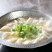 鶏がらや豚骨を長時間煮込んで旨みを凝縮したスープで炊いたもっちもちの餃子です。黄金屋新定番の逸品。