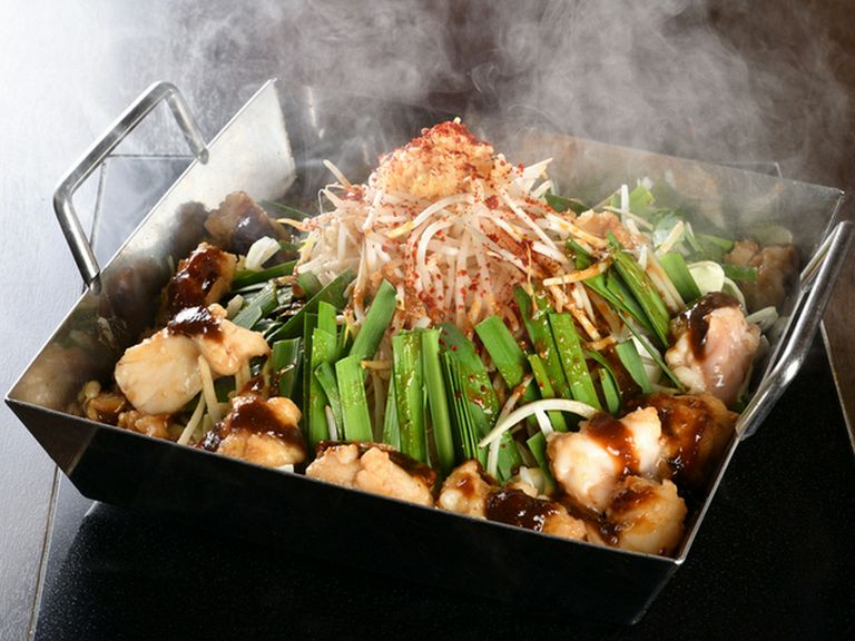 国産牛もつの「もつ焼き鉄板」 ビールとの相性抜群