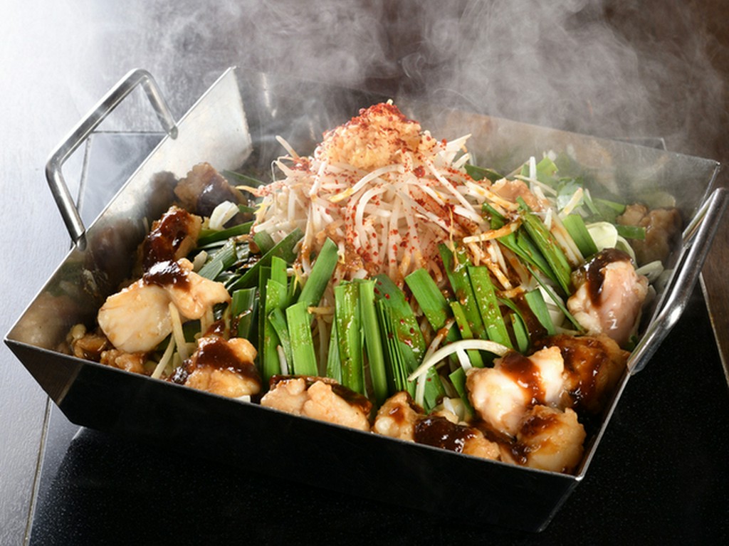 国産牛もつの「もつ焼き鉄板」　ビールとの相性抜群