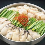 黄金屋の特製醤油スープに、あご出汁や醤油麹の旨味が溶け出しより深い味わいがお楽しみいただけます。ニンニクチップスもまぶしてあり、香り高くインパクトの残る極み醤油スープとぷりぷりのもつ鍋は相性抜群です。