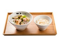 特製のカップ水炊きとライスのセットです。
※水炊き大盛り+170円
※ライス大盛り+100円
※ちゃんぽん麺入り+150円