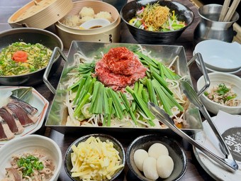 とろーりチーズと牛バラ・豚バラの旨みを熱々鉄板で楽しむ満足コース。※生ビール付は＋440円
