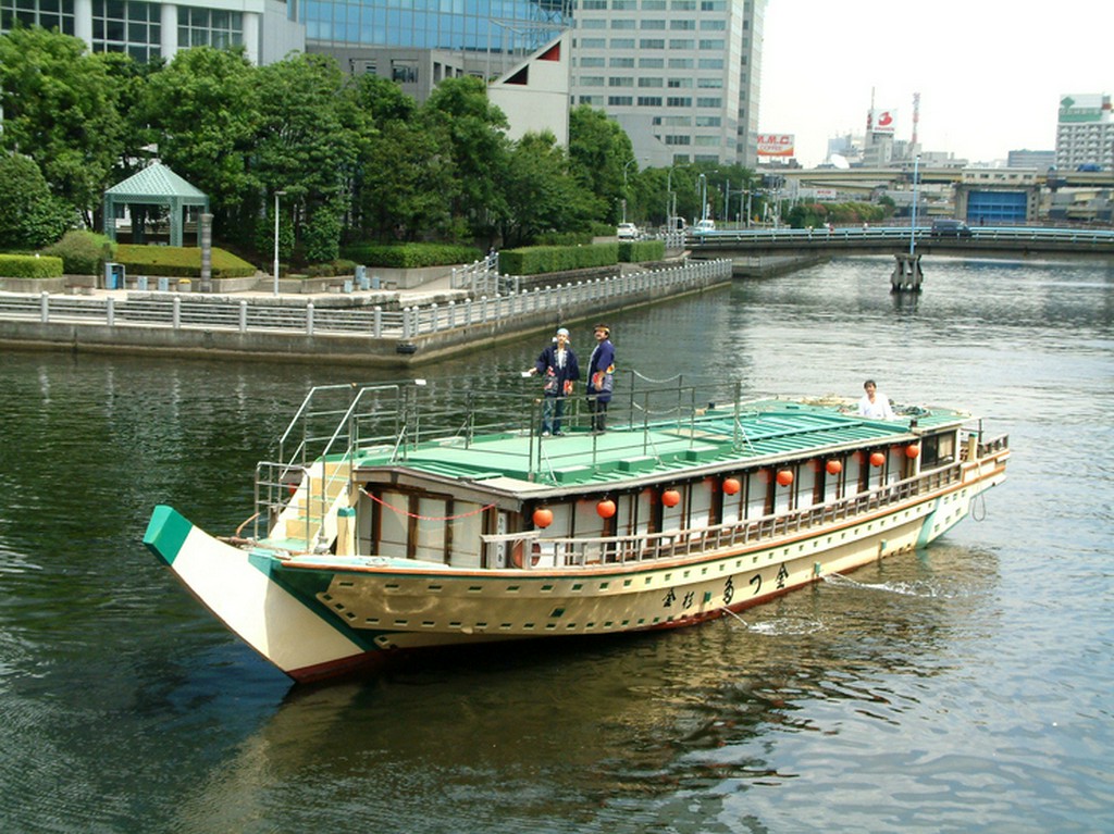 昼間は四季折々の風景を