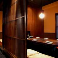 和風モダンな店内はとても清潔感があり、落ち着いた雰囲気。居心地満点の個室はついつい長居をしてしまいます。カップルでもご家族でも団体様でもどうぞ！
