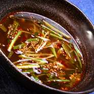 辛く煮込んだ牛肉を使ったスープ