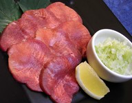 焼いたタンを特製味付きネギと一緒に/塩と胡椒だけで味付けしたシンプルなタン塩
上タン塩 1518円
上ネギタン 1584円