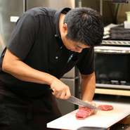 お肉は、包丁の入れ方だけでも大きく味や食感がかわってきます。お客様が口に入れた時の感覚、噛む回数なども意識しながらカッティング。楽しさや喜びを感じていただけるような盛り付けにも工夫しています。