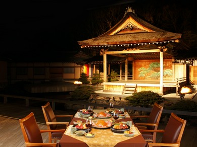 ライトアップされた能舞台を眺めながら