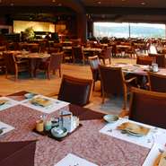 柔らかな肉質と豊かな味わいで知られる黒毛和牛のステーキやハムのオードブルが堪能できる。能舞台のある落ち着いた空間には、琴やピアノ、フルートなどの生演奏が流れ、ゆったりとした時間をお過しいただけます。