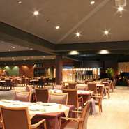 お誕生日のお客様には、粗品をプレゼントさせて頂いております。さらに、生演奏のお時間帯にお食事をして頂いておりましたらお祝いの曲も演奏させて頂いております。（演奏を行っていない日もございます。）