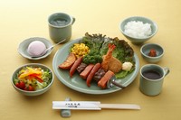 コースには、ロースハムのオードブル・サラダ・スープ・ご飯・デザートがつきます。