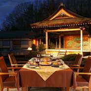 夜には、薪に照らされてきれいな能舞台を眺めながらお食事を召し上がっていただけます。
