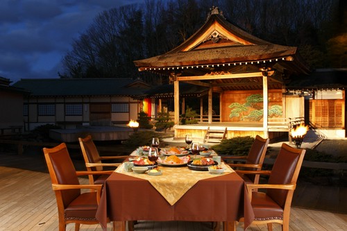 ライトアップされた能舞台を眺めながらお食事を