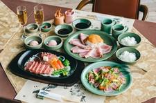 国産牛＆選べる黒毛和牛！
2名様分のステーキをひとつの鉄板でご提供する、ちょっと特別なスタイル。