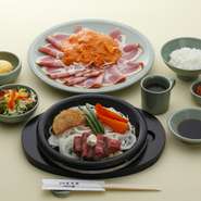 ドイツ仕込みのロースハムと熱々の鉄板で供されるステーキを心ゆくまでご堪能ください。