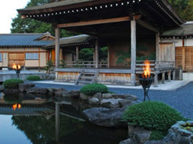 薪能を定期的に上演