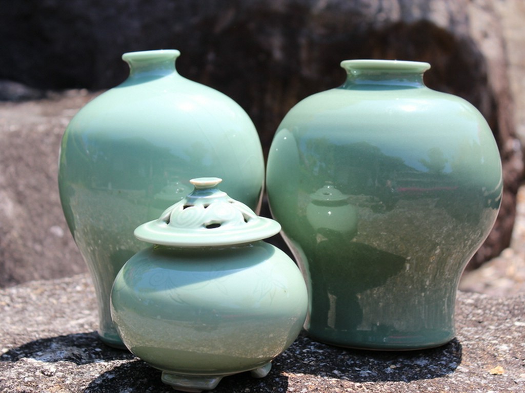 レストラン入口には三田青磁が展示　食器にも三田青磁を使用。