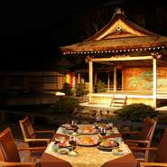 「能舞台 有馬能楽堂」のある世界的にも珍しいステーキレストラン。日本古来から伝わる文化を間近で感じながら、食事を楽しむことができます。ハレの日や、特別な時間をぜひゆったりとお過ごしください。
